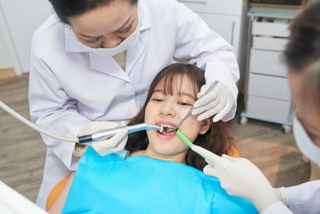 洗牙後牙縫變大」是警訊！醫破解4個萬年誤解使用牙線1動作很傷牙齦