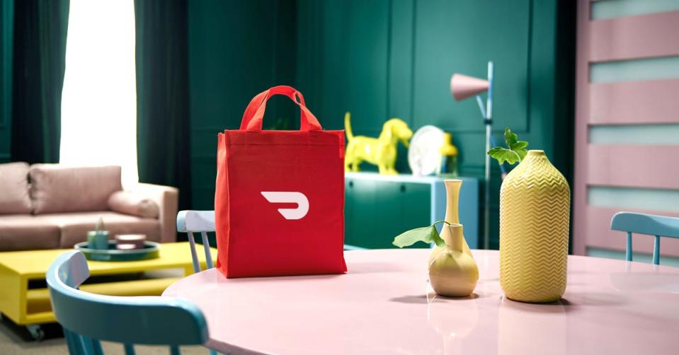 A press photo of a Door Dash bag.