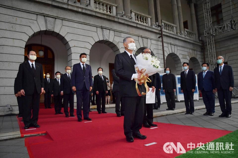 前總統李登輝7月30日辭世，日本前首相森喜朗率領的弔唁團9日抵達台北賓館，向李前總統遺像獻花致意。（中央社）