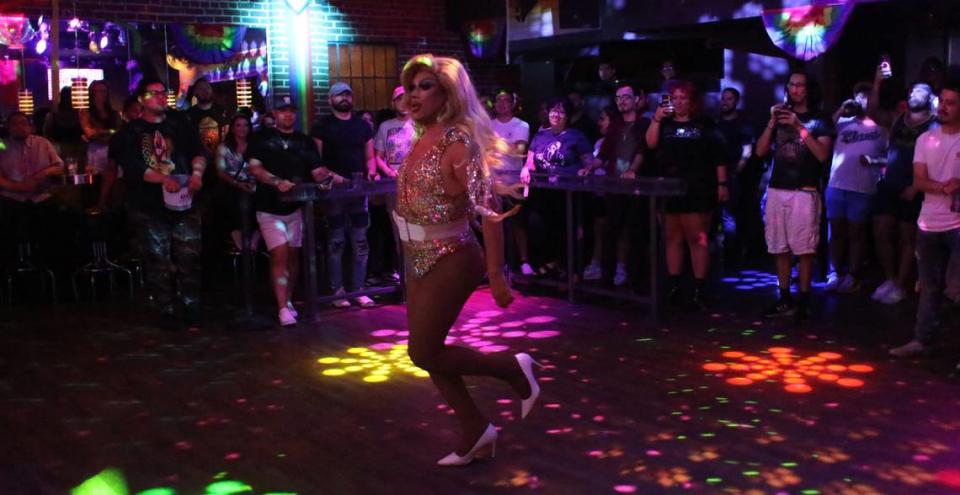 La drag queen Cara Coronado actúa en la discoteca Splash, en el Tower District, el 10 de agosto de 2023.