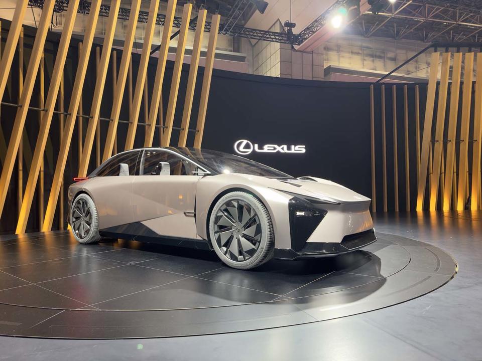 展出的LF-ZC代表LEXUS對於未來純電房車的展望。