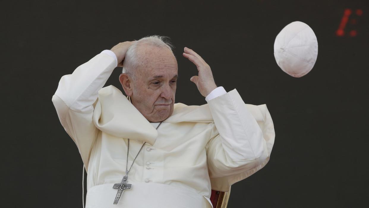 Ein Windstoß verwehte die Kappe von Papst Franziskus. Foto: Andrew Medichini