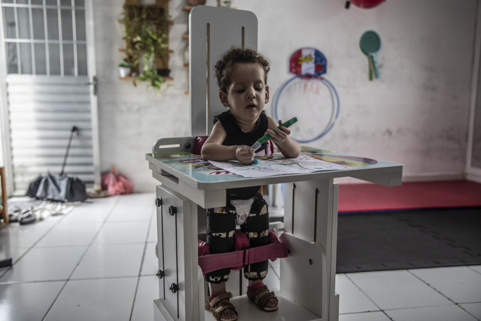 Levi de Oliveira Balbino, de 2 años, que recibió una infusión de Zolgensma, una terapia génica de vanguardia para su atrofia muscular espinal (AME) que llega a costar más de un millón de dólares, en su casa a las afueras de Recife, Brasil, el 4 de junio de 2022. (Dado Galdieri/The New York Times)