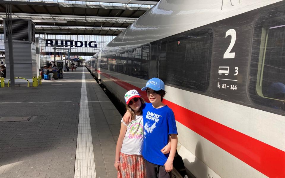 Rosa Silverman's children at the Munich train station