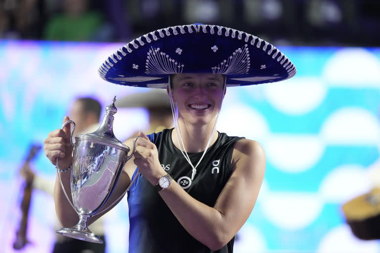 Iga Swiatek, con el trofeo del WTA Finals, en Cancún