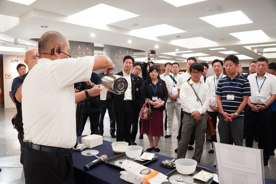 日本自民黨青年局海外研修團8月22日上午前往花蓮慈濟交流，慈濟示範用水就能泡開的香積飯沖泡方式。