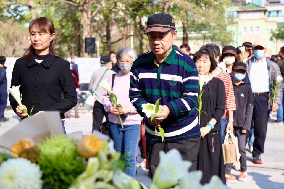 民眾列隊在228和平紀念公園獻花。   圖：高雄市政府/提供