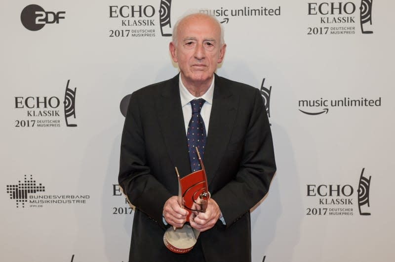 Pianist Maurizio Pollini presents his award in the category 'Instrumentalist/Piano' at the 'Echo-Klassik' classical music award ceremony in Hamburg, Germany. Internationally renowned Italian pianist and conductor Pollini has died at the age of 82, the Teatro alla Scala opera house in his native Milan said on 23 March. picture alliance / Axel Heimken/dpa