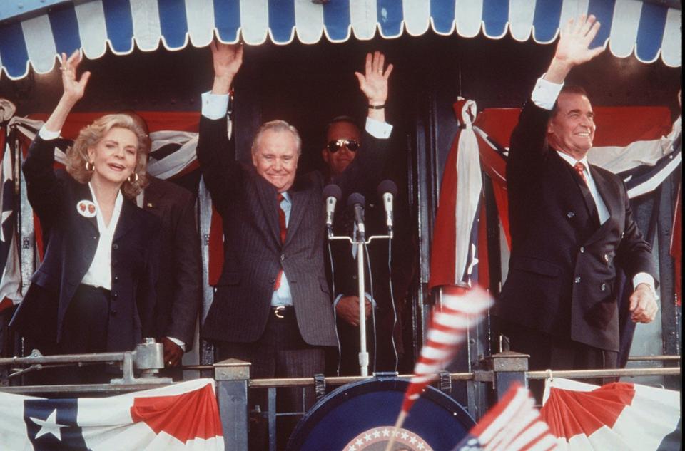 Jack Lemmon (center) and James Garner play ex-presidents and longtime political foes in 