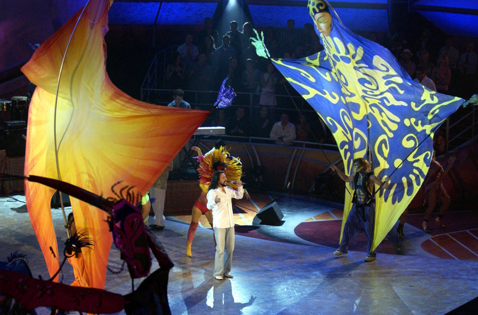 En esta foto del 1 de septiembre del 2004, Marco Antonio Solís, rodeado de grandes marionetas, canta "Más que tu amigo" en la 5ta entrega anual de los Latin Grammy en Los Ángeles. (AP Foto/Chris Pizzello, Archivo)