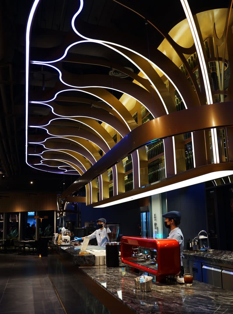 ▲饗饗新莊店視覺中心最大亮點的中島高空酒櫃「長飲川」，擁有取餐大空間。（圖／饗賓集團提供）