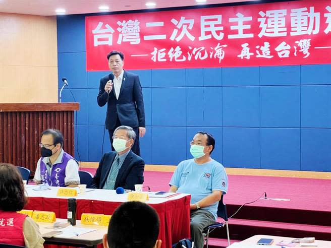 台北市長參選人蘇煥智、桃園市長參選人鄭寶清與台南市長參選人許忠信今天發起「台灣二次民主運動連線」，正式成立「台灣二次民主運動連線」。（鄭寶清競選辦公室提供）