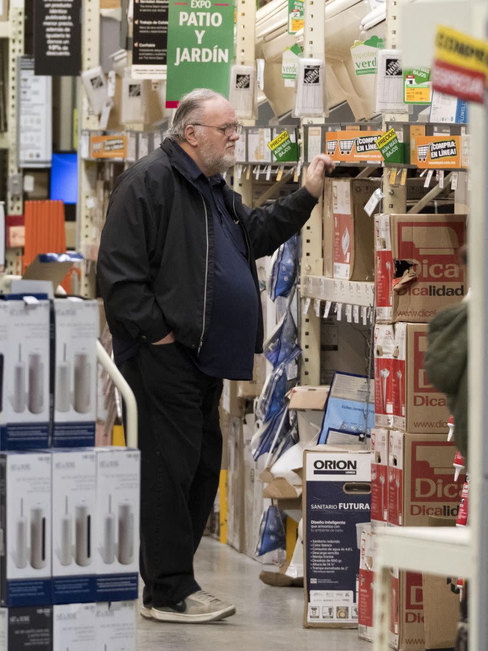 Thomas Markle Snr shopping at 'Home Depot'. Photo: Australscope