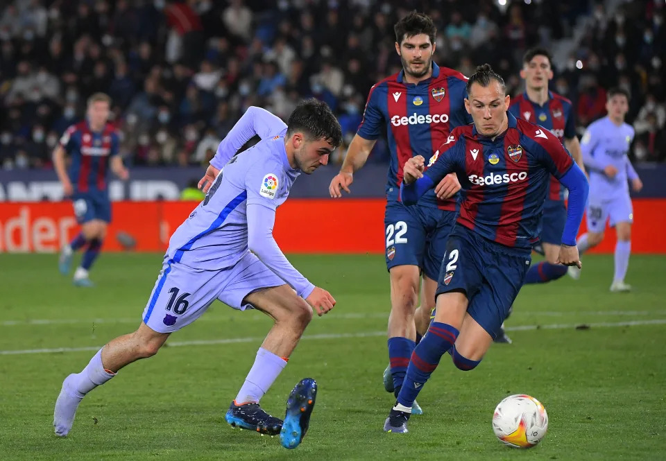 Barcelona&#39;s Spanish midfielder Pedri loses his shoe as he vies with Levante&#39;s Spanish defender Son (R) during the Spanish league football match between Levante UD and FC Barcelona at the Ciutat de Valencia stadium in Valencia on April 10, 2022. (Photo by JOSE JORDAN / AFP) (Photo by JOSE JORDAN/AFP via Getty Images)
