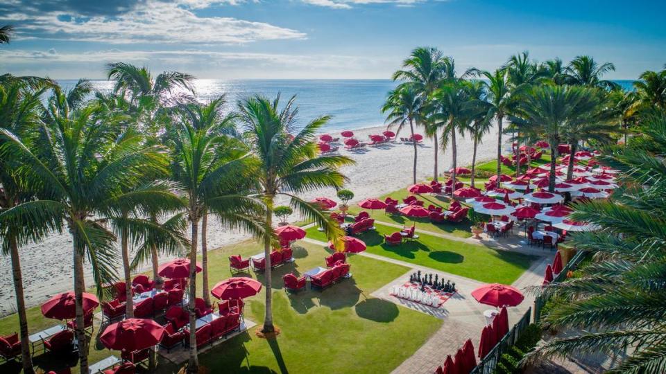 Acqualina Resort fue nombrado hotel de Cinco Estrellas de Forbes por décimo año consecutivo. El Acqualina Spa también fue nombrado spa de Cinco Estrellas.