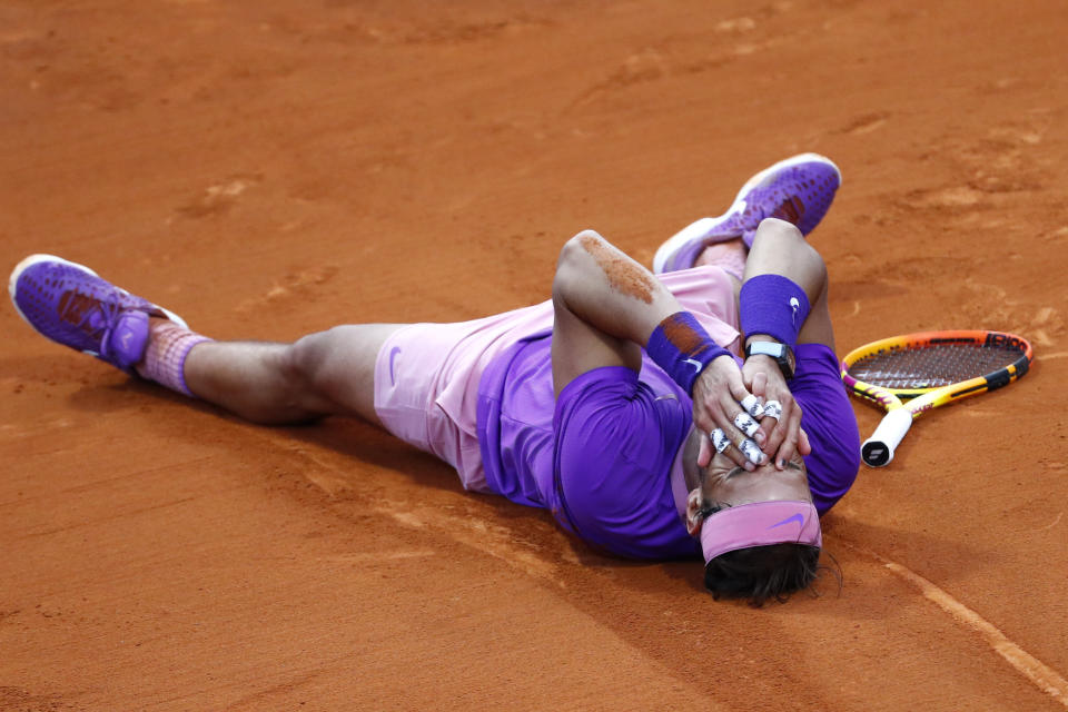 Rafael Nadal reacciona tras vencer a Stefanos Tsitsipas en la final del Abierto de Barcelona, el domingo 25 de abril de 2021. (AP Foto/Joan Monfort)