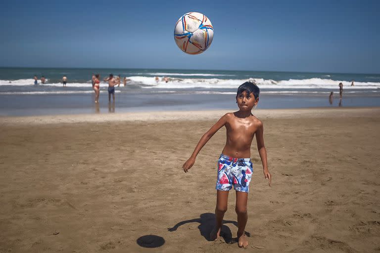 Lucas Roa, el hijo de Daniel, juega sobre la arena con la pelota de Qatar 2022