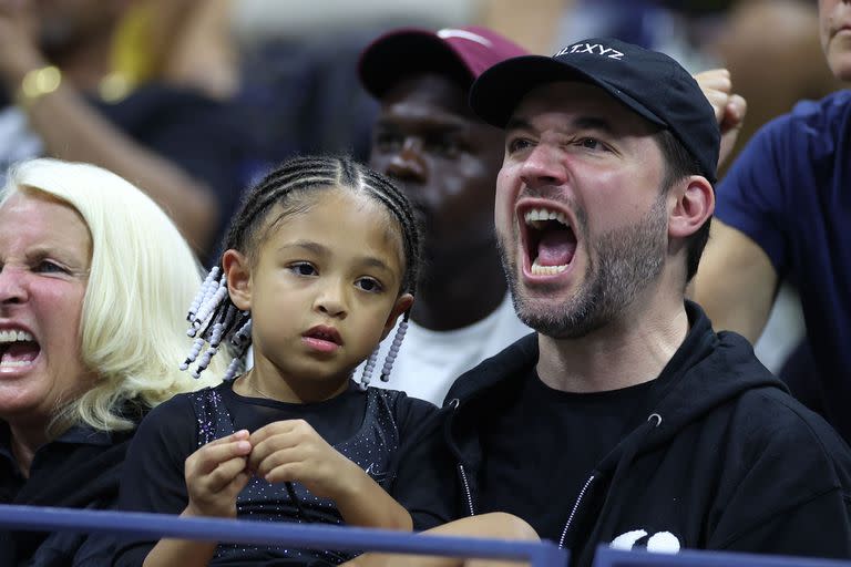 Alexis Ohanian, marido de Serena, y la pequeña Alexis Olympia Ohanian Jr., festejan uno de los puntos que ganó Serena