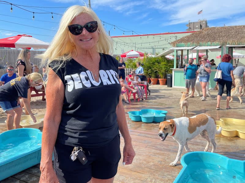 FOTO DE ARCHIVO: Debbie DeLisa, gerente del Wonder Bar y creadora de la Yappy Hour, una hora feliz para perros, en Asbury Park, Nueva Jersey