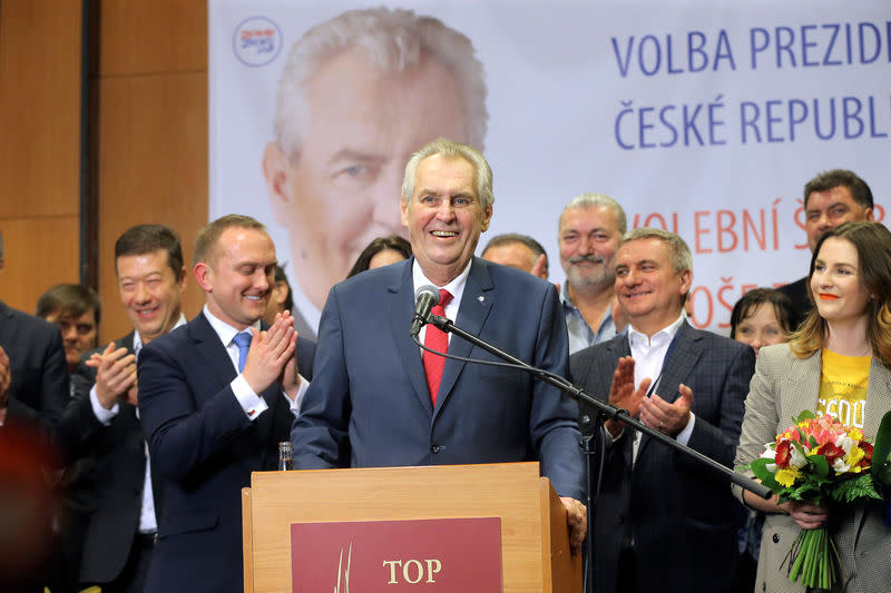 Milos Zeman a été réélu président de la République tchèque en devançant samedi au second tour de l'élection présidentielle son rival pro-européen Jiri Drahos, qui a reconnu sa défaite. /Photo prise le 27 janvier 2018/REUTERS/Stringer