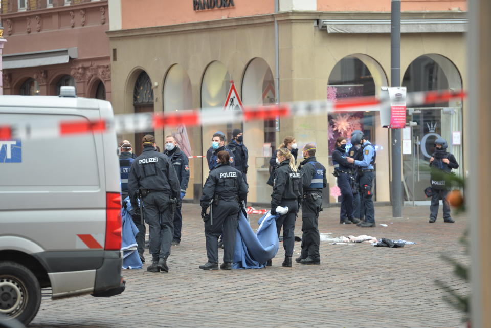 Einsatzkräfte von Polizei sind nahe der Trierer Fußgängerzone im Einsatz. (Bild: dpa)