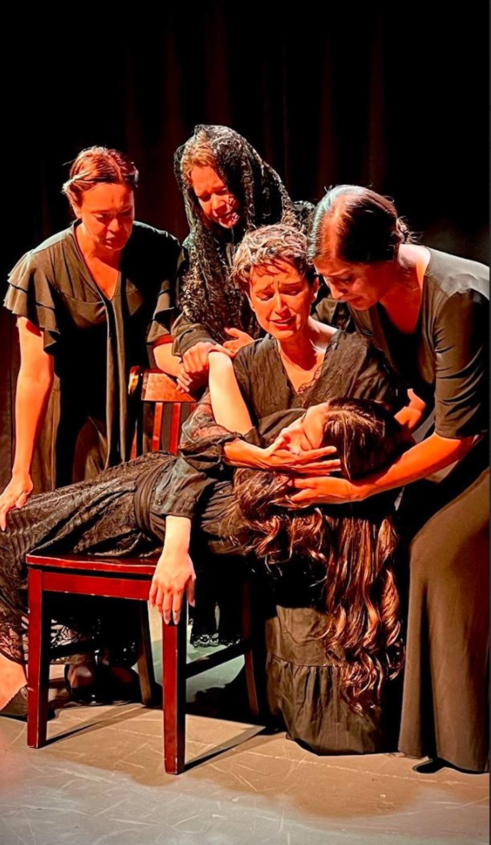 Una escena de “La Casa de Bernarda Alba”, con Yani Martin, Betsy Rodríguez, Elizabeth Lazo, Vanessa López y (acostada) Ariadna González. Foto Miguel Sahid/Cortesía Sociedad Actoral Hispanoamericana