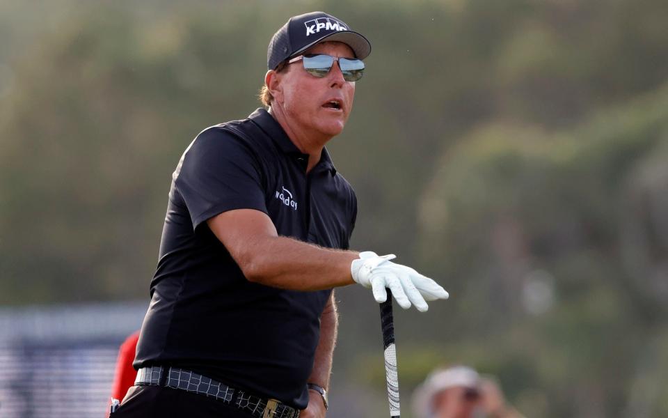 Phil Mickelson reacciona después de golpear desde el hoyo dieciséis durante la tercera ronda del torneo de golf PGA Championship - USA TODAY