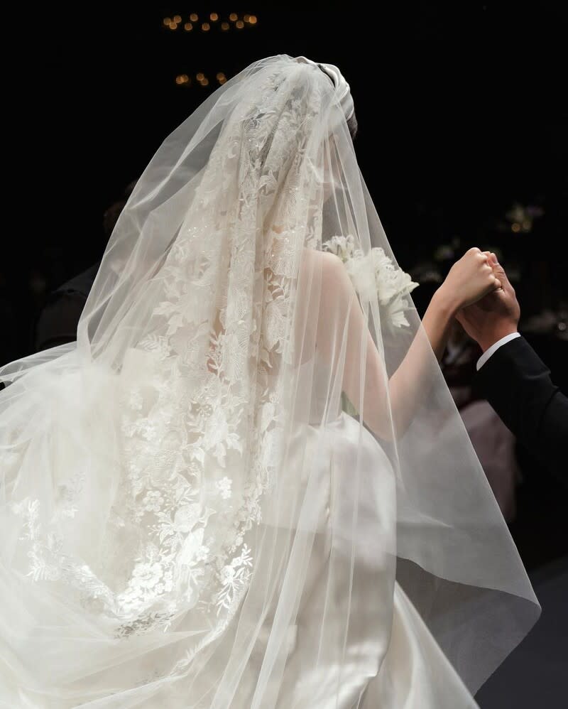 芝妍選擇以緞面打造的純白婚紗