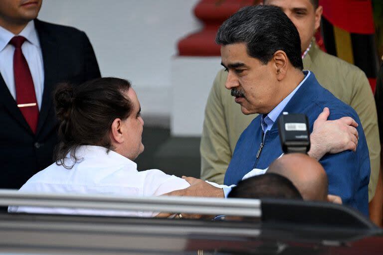 Nicolás Maduro recibe a Alex Saab en el Palacio de Miraflores, en Caracas. (Federico Parra / AFP)