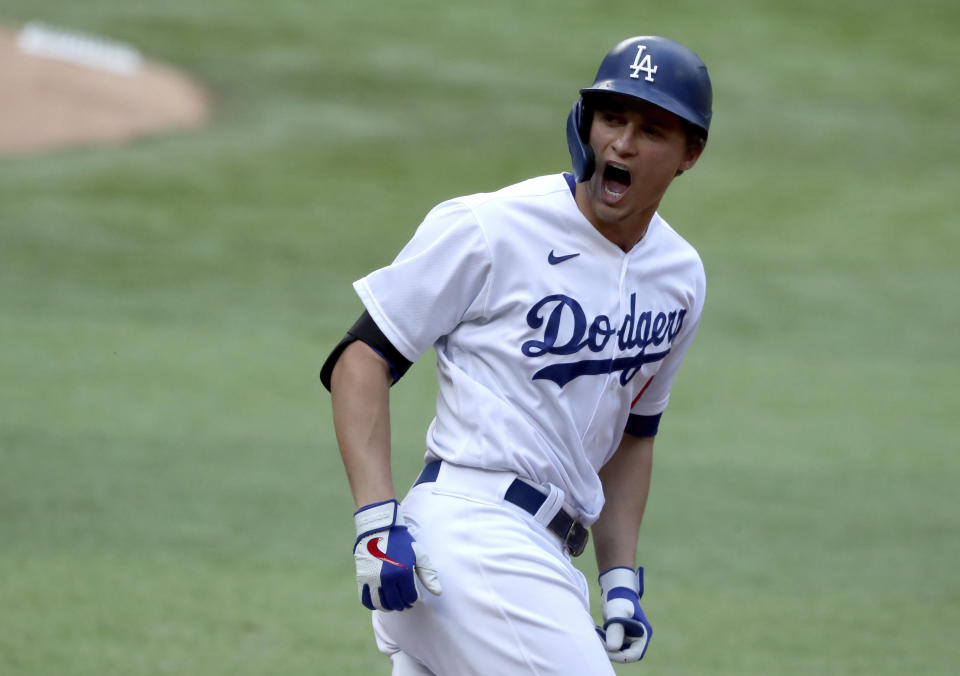 Corey Seager, de los Dodgers de Los Ángeles, festeja luego de conectar un jonrón solitario ante los Bravos de Atlanta, en el sexto juego de la Serie de Campeonato de la Liga Nacional, el sábado 17 de octubre de 2020 en Arlington, Texas (Curtis Compton/Atlanta Journal-Constitution via AP)