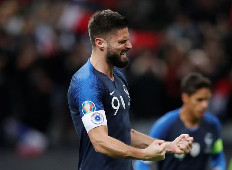 Olivier Giroud celebra tras anotar un gol en el triundo de 2-1 de Francia sobre Moldavia en las clasificatorias para la Euro 2020, en París