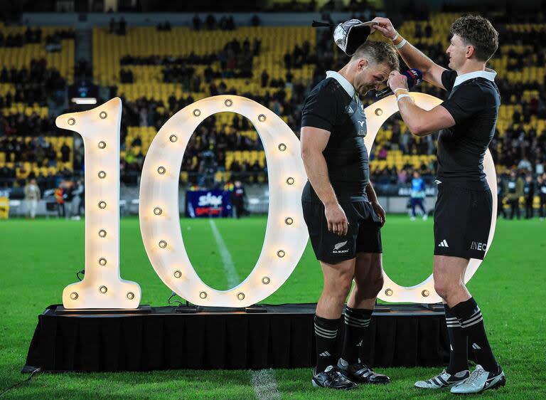 Beauden Barrett honra a Same Cane con la Gorra de Plata, por cumplir 100 tests con la camiseta de los All Blacks