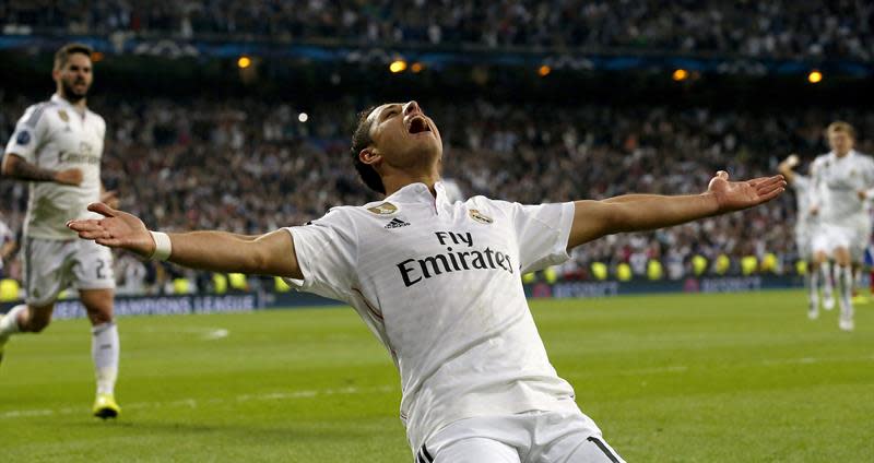 El delantero del Real Madrid Chicharito celebra tras marcar ante el Atlético de Madrid, durante el partido de vuelta de cuartos de final de la Liga de Campeones disputado esta noche en el estadio Santiago Bernabéu, en Madrid. EFE/Kiko Huesca