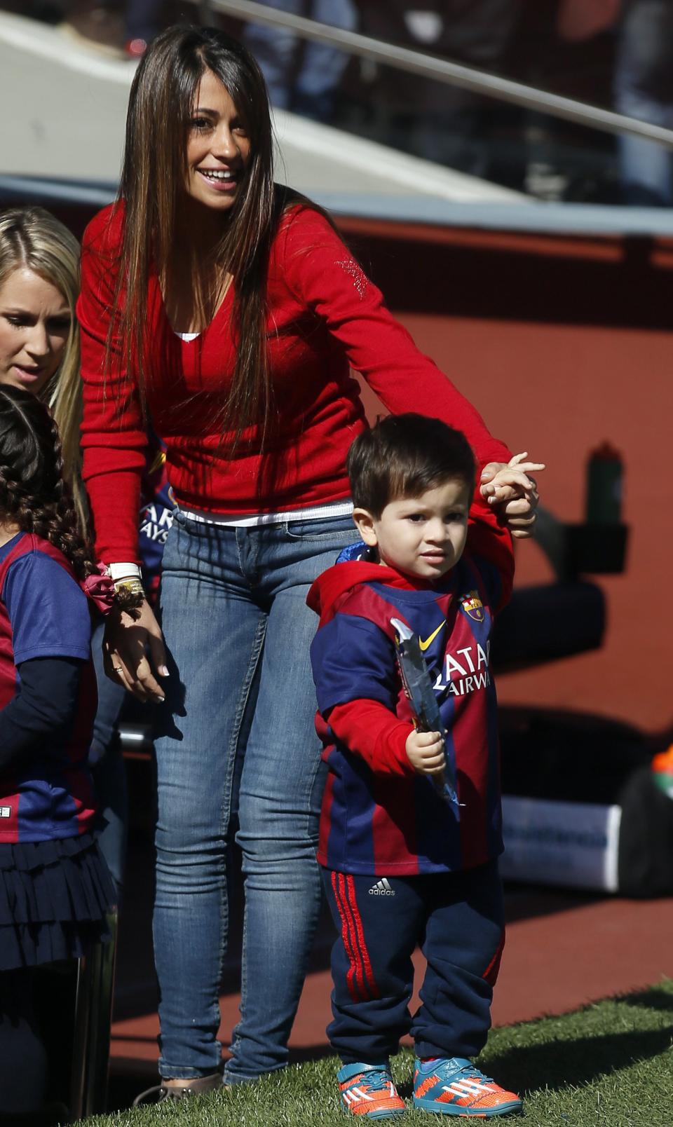 Una visita fugaz de Messi y su pareja, Antonella Rocuzzo a Venecia, acompañados de su hijo Thiago, de 2 años ha hecho saltar todas las alarmas sobre una posible boda entre la pareja.REUTERS/Albert Gea