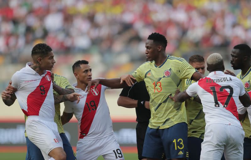 Foto de archivo. El futbolista peruano Paolo Guerrero choca con el colombiano Yerry Mina en un partido amistoso en el estadio Monumental de Lima, Perú, 9 de junio, 2019 REUTERS/Guadalupe Pardo