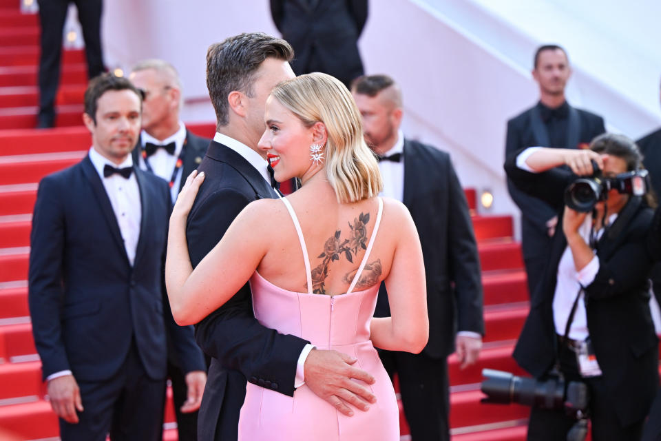 CANNES, FRANCE - MAY 23: Scarlett Johansson and Colin Jost attend the 