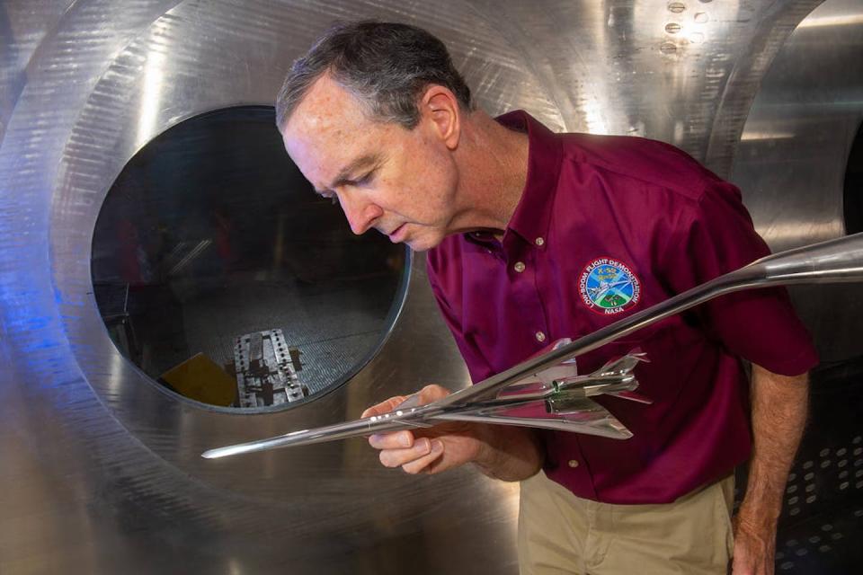 Don Durston, ingeniero aeroespacial en el Centro de Investigación Ames de la NASA con un modelo del avión X-59 listo para probar en el túnel de viento supersónico. <a href="https://www.nasa.gov/sites/default/files/thumbnails/image/grc-2021-c-04380.jpg" rel="nofollow noopener" target="_blank" data-ylk="slk:NASA/Glenn Research Center/Quentin Schwinn;elm:context_link;itc:0;sec:content-canvas" class="link ">NASA/Glenn Research Center/Quentin Schwinn</a>, <a href="http://creativecommons.org/licenses/by/4.0/" rel="nofollow noopener" target="_blank" data-ylk="slk:CC BY;elm:context_link;itc:0;sec:content-canvas" class="link ">CC BY</a>