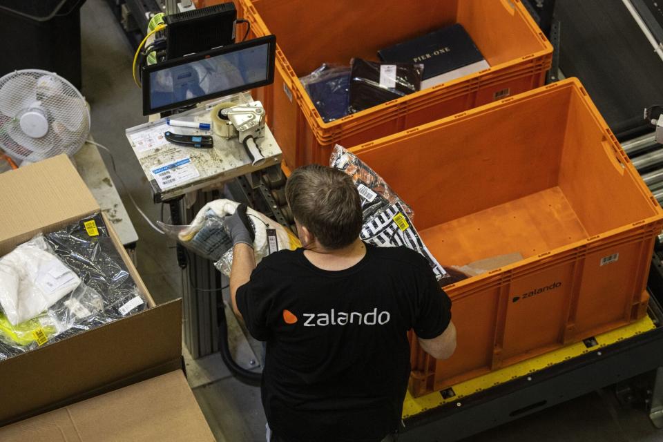 Zalando asegura ante Zara que no puede llevar a cabo sus operaciones logísticas sin las bolsas de plástico. Foto: Bloomberg.