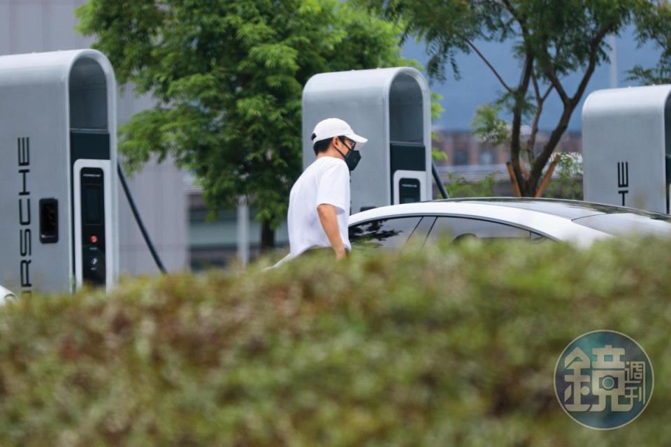 12：45 趁著車子充電時，周興哲前前後後仔細看車況，對新車相當愛護。