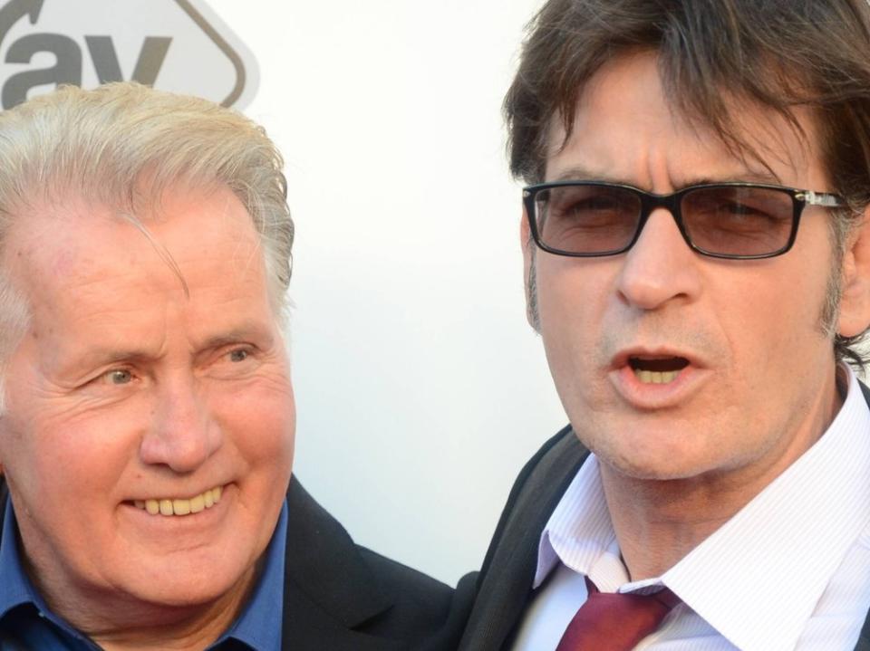 Schauspieler Charlie Sheen trat beruflich in die Fußstapfen seinen Vaters Martin. (Bild: imago/PicturePerfect)