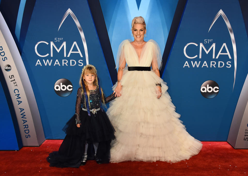 Pink und ihre Tochter Willow erschienen bei den CMA Awards im märchenhaften Partnerlook. (Bild: ddp Images)