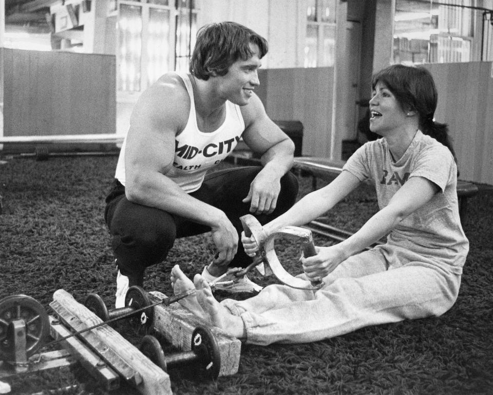 <p>Schwarzenegger compartió planos con la actriz Sally Field en la película 'Músculos de acero' (1977). El austríaco fue el encargado de entrenar a la intérprete, tal como evidencia esta imagen. (Foto: Bettmann / Getty Images)</p> 