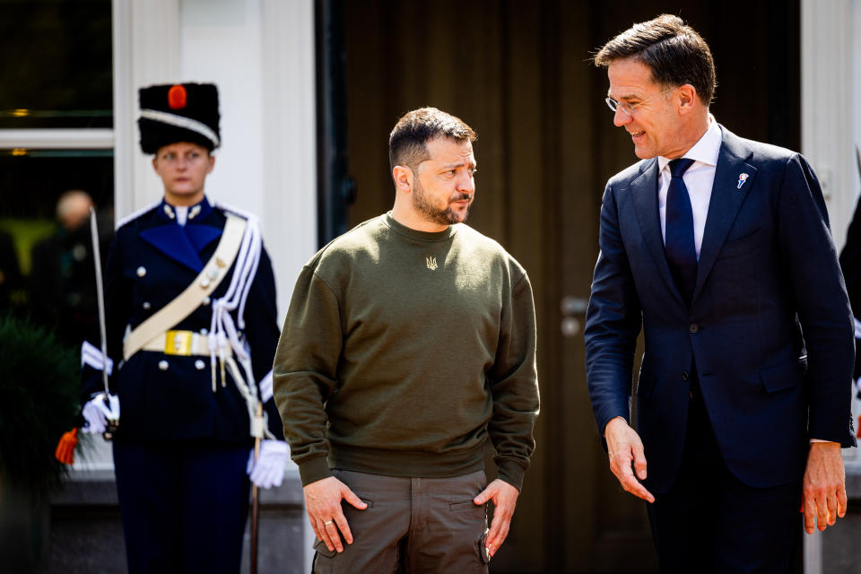 Selenskyj mit dem niederländischen Premier Mark Rutte in Den Haag (Bild:  P van Katwijk/Getty Images)