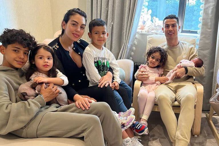 Georgina y Ronaldo junto a sus hijos (Foto Instagram @georginagio)