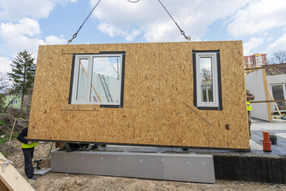 Cuando se compra una vivienda prefabricada por encima de 50.000 euros, suele ser mejor optar por una hipoteca. Foto: Getty Creative.