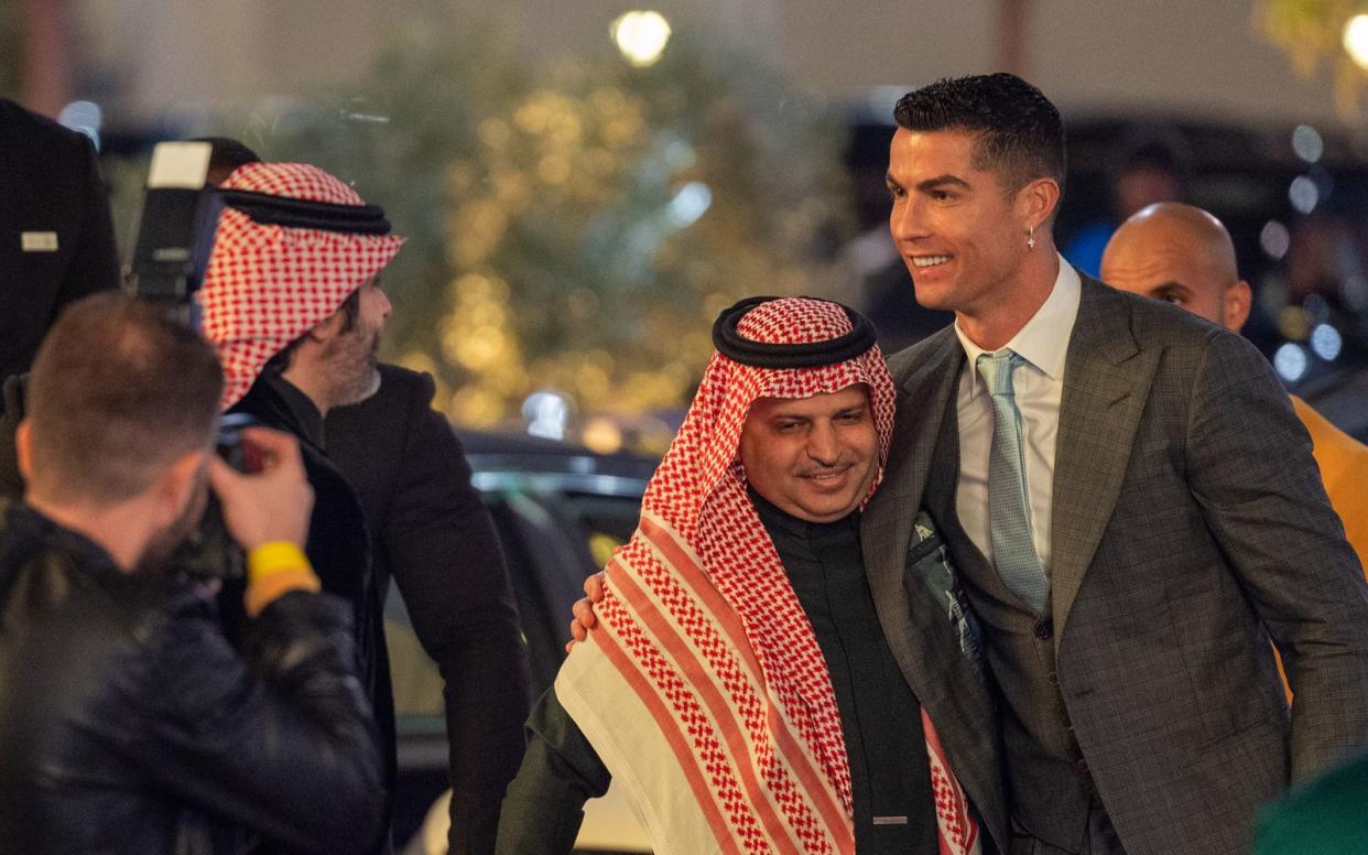 Cristiano Ronaldo grüßt den Präsidenten von Al-Nassr, Musalli Al-Muammar. Der portugiesische Superstar verdient sein Geld in Saudi-Arabien - viel Geld! (Bild: 2023 Getty Images/Yasser Bakhsh)