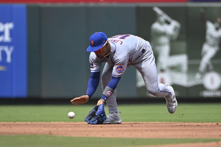New York Mets shortstop Francisco Lindor (12) fields a ground ball by the St. Louis Cardinals in the second inning at Busch Stadium.