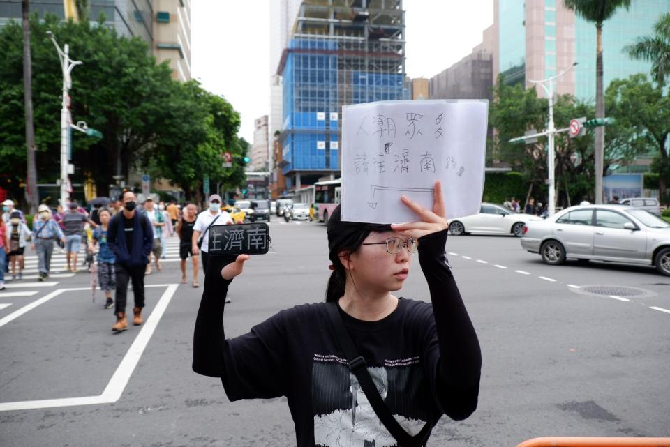 多個民團集結在立法院外，抗議院會續審國會改革法案，由於青島東路已擠滿，民眾改前往濟南路。陳祖傑攝