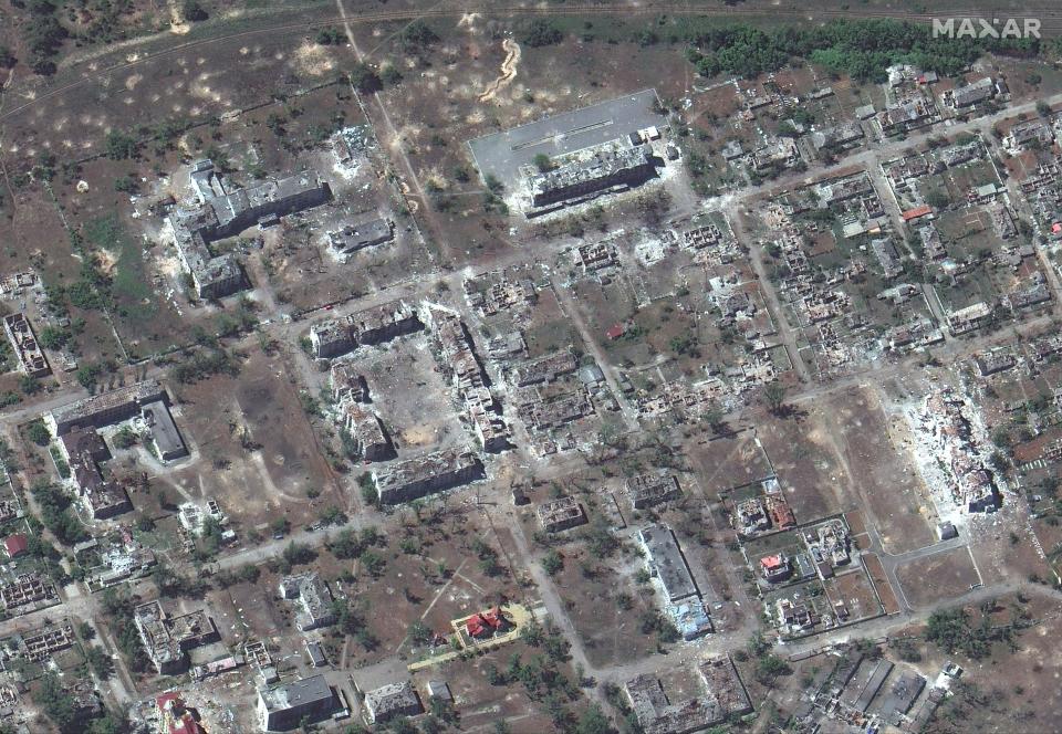 Images showing destruction of buildings in Rubizhne, Ukraine. (Satellite image ©2022 Maxar Technologies.)