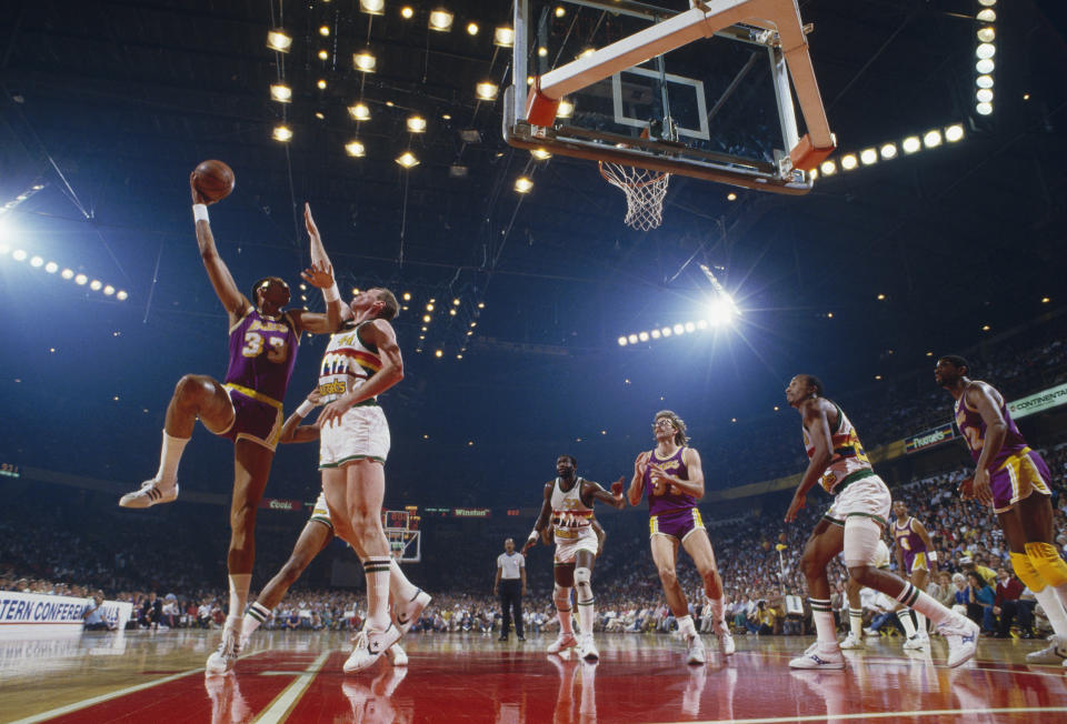 DENVER - El centro de Los Angeles Lakers, Kareem Abdul-Jabbar #33 hace un tiro de gancho en un partido ante los Denver Nuggets en la temporada de 1980 en Denver, Colorado. (Photo por Focus on Sport via Getty Images)